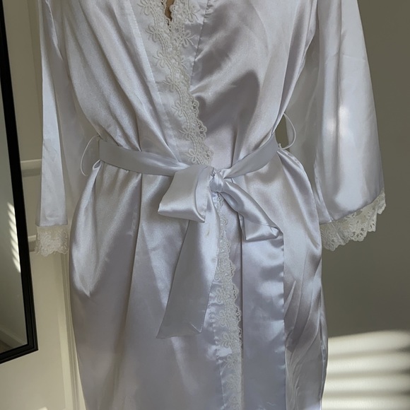 Bridal Robe with Lace and faux Silk - Picture 6 of 12